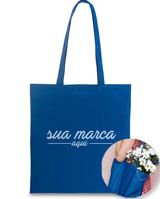 Sacola de algodão com capacidade para 100g e alças de 75cm. A sacola está vazia, possui um design moderno e elegante, com fecho de zíper e detalhes em metal. Ideal para compras no mercado, loja ou shopping. A cor da sacola é marrom, garantindo um visual discreto e sofisticado.