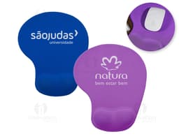 Mouse pad ergonômico em formato de coração, ideal para presentear no Dia dos Namorados. Feito em material resistente e design