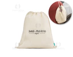 Sacola mochila de algodão orgânico 120 g, vazia e em um tom de amarelo suave. A imagem mostra a sacola aberta, com um design