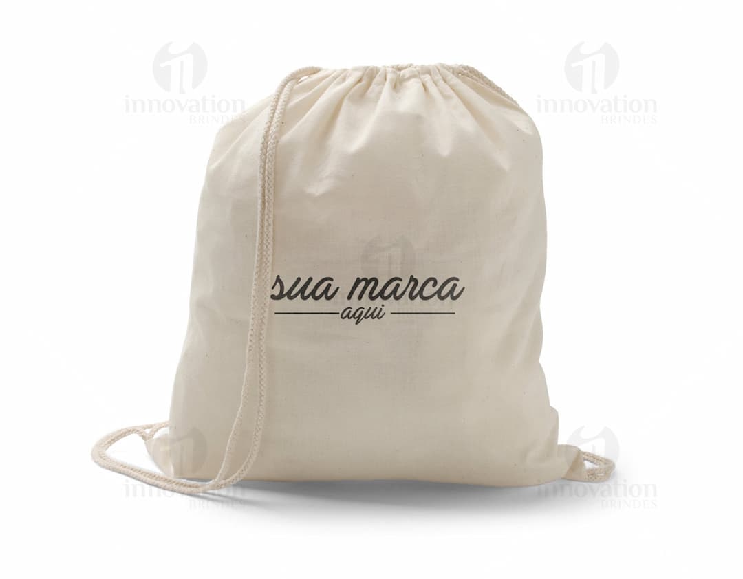 Mochila Saco de Algodão 370 x 410 mm: acessório fashion e prático para o dia a dia. Feita em algodão leve e resistente, perfeita para carregar objetos com estilo e elegância. Aproveite a praticidade deste item indispensável!