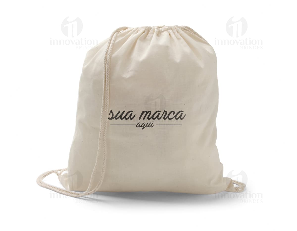 Mochila Saco de Algodão 370 x 410 mm - Prática e estilosa, essa mochila é ideal para quem busca elegância e funcionalidade. Feita em algodão, possui design clean e moderno, perfeito para compor seu look. Leve e espaçosa, é ideal para carregar seus pertences com estilo. Adquira já a sua!