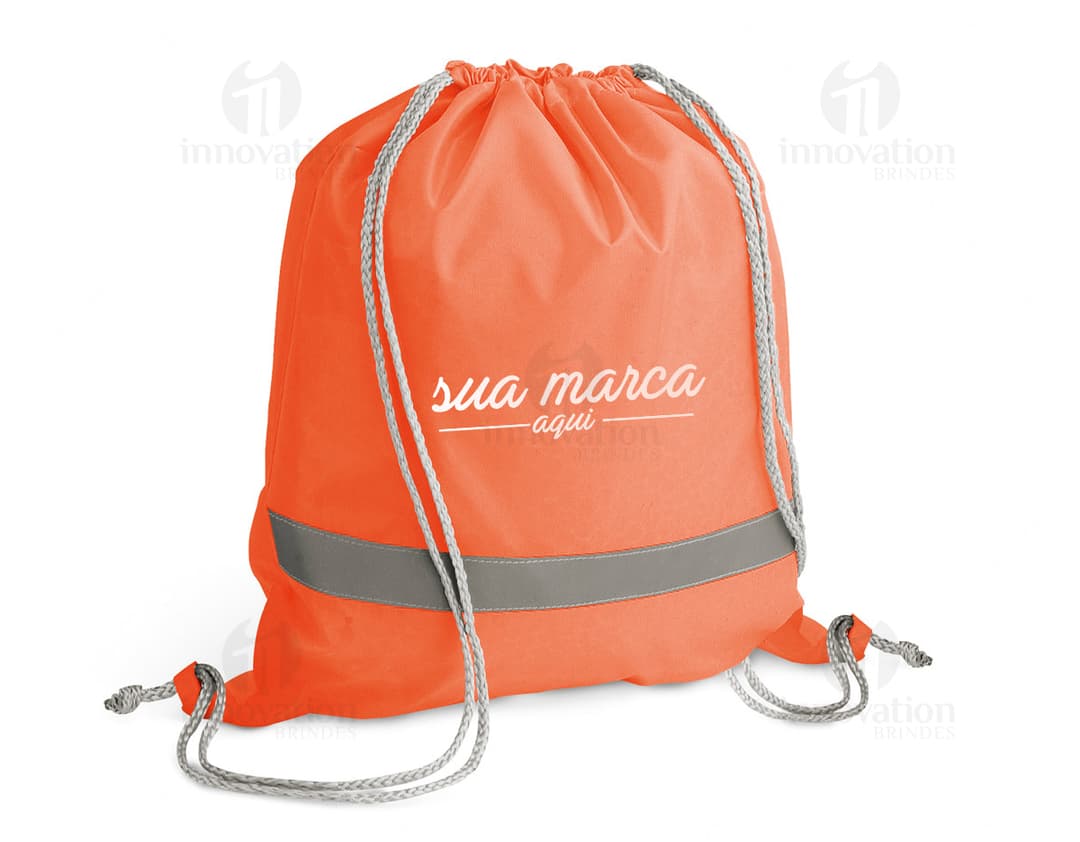 Mochila Saco 350x400 mm em couro preto - Luxo e praticidade para suas viagens. Item moderno e elegante, ideal para o dia a dia ou para viagens. Garanta já a sua!