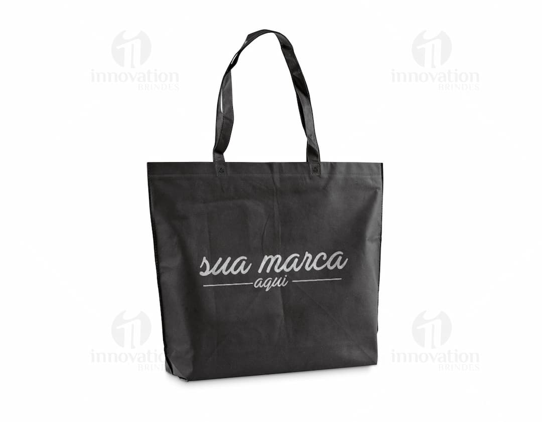 Sacola de compras marrom de 80g, feita de material não tecido, com alças de 55 cm. Ideal para transportar compras de supermercado ou de uma boutique, com design moderno e elegante. Perfeita para presentear alguém especial em uma data comemorativa.