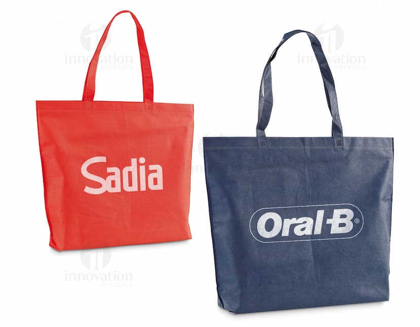 Sacola de compras marrom de 80g, feita de material não tecido, com alças de 55 cm. Ideal para transportar compras de supermercado ou de uma boutique, com design moderno e elegante. Perfeita para presentear alguém especial em uma data comemorativa.