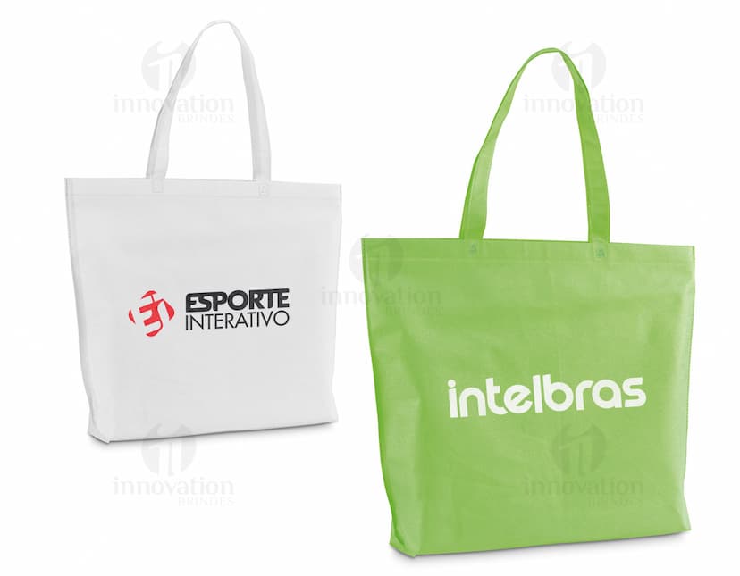 Sacola de compras marrom de 80g, feita de material não tecido, com alças de 55 cm. Ideal para transportar compras de supermercado ou de uma boutique, com design moderno e elegante. Perfeita para presentear alguém especial em uma data comemorativa.