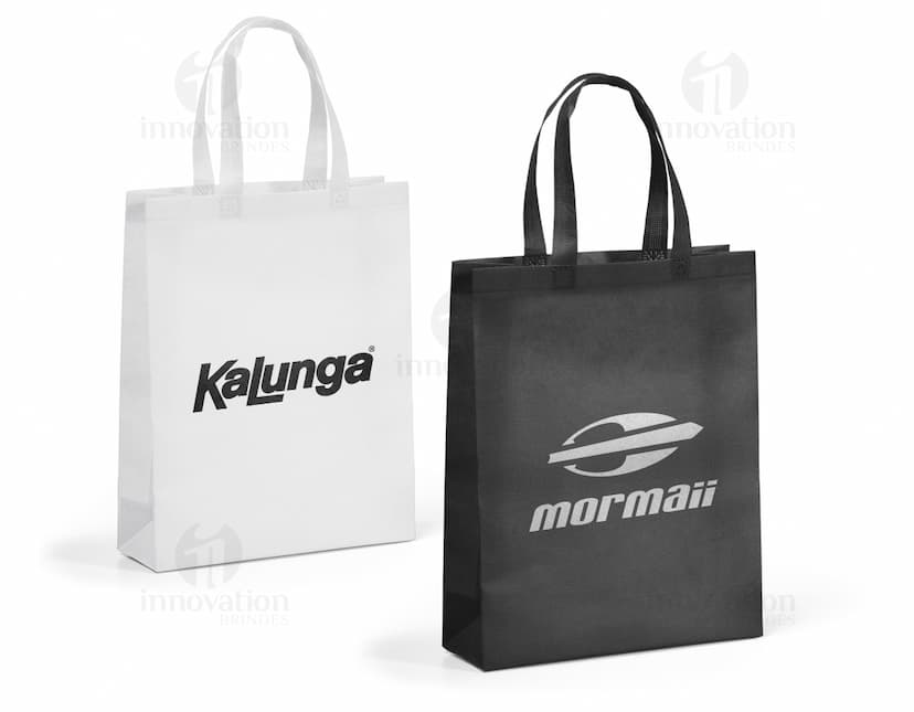 Seja prático e ecologicamente consciente com a sacola de compras de papel reciclado 320 x 380 mm. Ideal para suas compras no shopping, essa sacola resistente e espaçosa proporciona praticidade e estilo. Aproveite a promoção e garanta a sua!