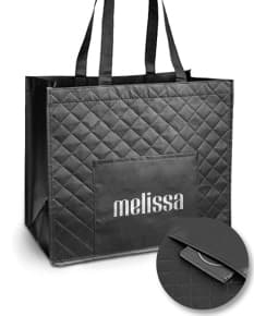 Sacola de couro marrom com fecho de metal e alças, modelo elegante e seguro para compras e transporte de objetos. Tamanho grande, ideal para compras no comércio local ou para uso pessoal. Elegante, moderna e resistente, essa sacola é perfeita para quem busca estilo e praticidade.
