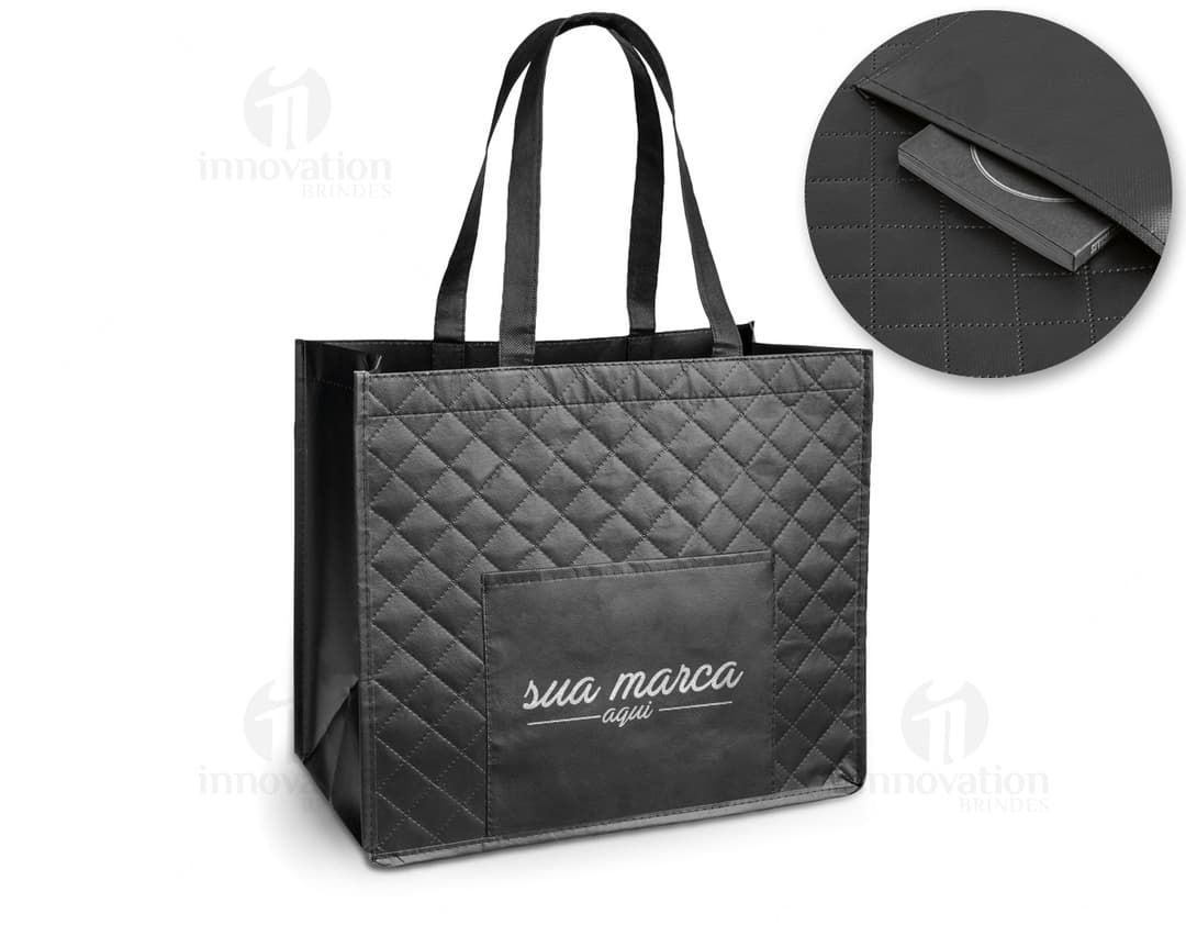 Sacola de couro marrom com fecho de metal e alças, modelo elegante e seguro para compras e transporte de objetos. Tamanho grande, ideal para compras no comércio local ou para uso pessoal. Elegante, moderna e resistente, essa sacola é perfeita para quem busca estilo e praticidade.