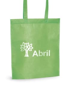 Sacola de compras em papel marrom, vazia e sem etiqueta. Tamanho 270 x 350 mm, com alça de transporte e design simples. Apropriada para embalagens de presentes, mercadorias e objetos diversos em lojas, supermercados e boutiques. Ideal para compras no varejo, com possibilidade de personalização com informações e símbolos.