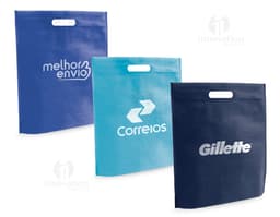 Sacola de plástico reciclável 355 x 390 mm para compras e brindes. Resistente, prática e econômica. Ideal para lojas, eventos