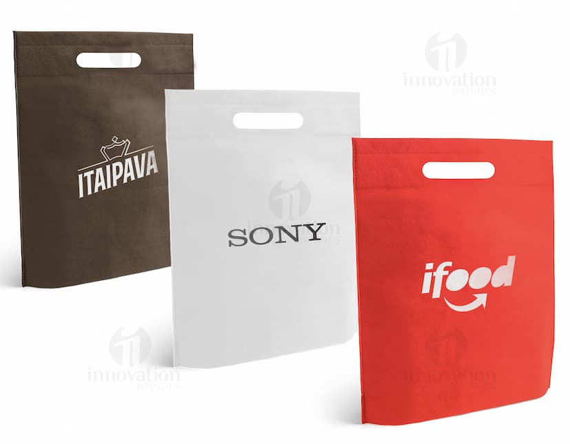 Sacola de plástico reciclável 250 x 350 mm - Embalagem em formato quadrado para personalização. Ideal para armazenar e transportar documentos, produtos e brindes. A sacola é resistente, limpa e prática, perfeita para uso comercial. Adquira já a sua!