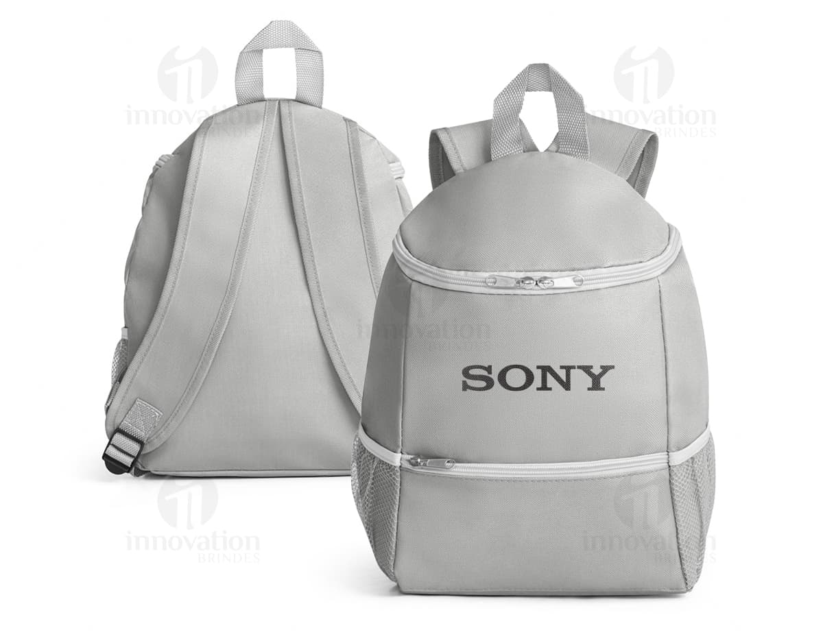 Mochila térmica de 600D preta com bolso frontal, feita de couro e nylon, possui alça de transporte e zíper. Ideal para viagens e armazenamento de objetos. Elegante e moderna, é perfeita para uso pessoal ou empresarial.