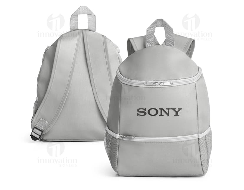 Mochila térmica de 600D preta com bolso frontal, feita de couro e nylon, possui alça de transporte e zíper. Ideal para viagens e armazenamento de objetos. Elegante e moderna, é perfeita para uso pessoal ou empresarial.