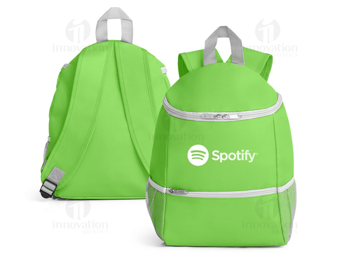 Mochila térmica de 600D preta com bolso frontal, feita de couro e nylon, possui alça de transporte e zíper. Ideal para viagens e armazenamento de objetos. Elegante e moderna, é perfeita para uso pessoal ou empresarial.