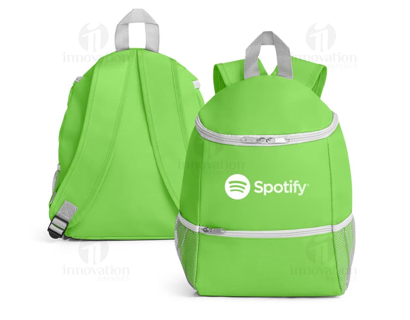 Mochila térmica de 600D preta com bolso frontal, feita de couro e nylon, possui alça de transporte e zíper. Ideal para viagens e armazenamento de objetos. Elegante e moderna, é perfeita para uso pessoal ou empresarial.