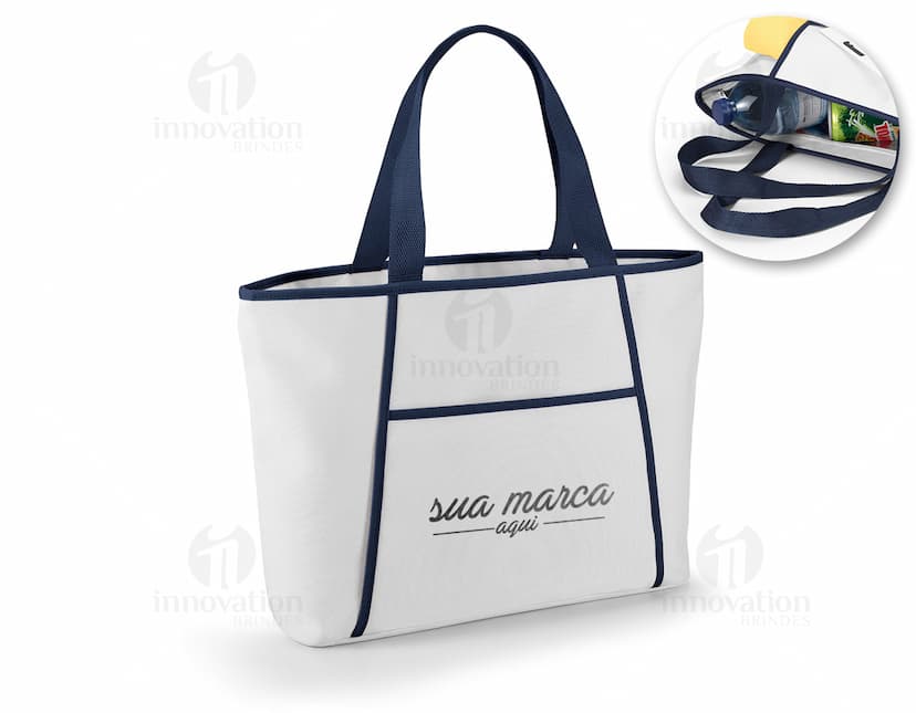 Container de papelão vazio, com formato de bolsa térmica 470 x 305 mm, em um ambiente de shopping. Objeto de design 3D com alça de plástico e fecho de padlock. Embalagem para presentes, símbolo de consumo e compras.