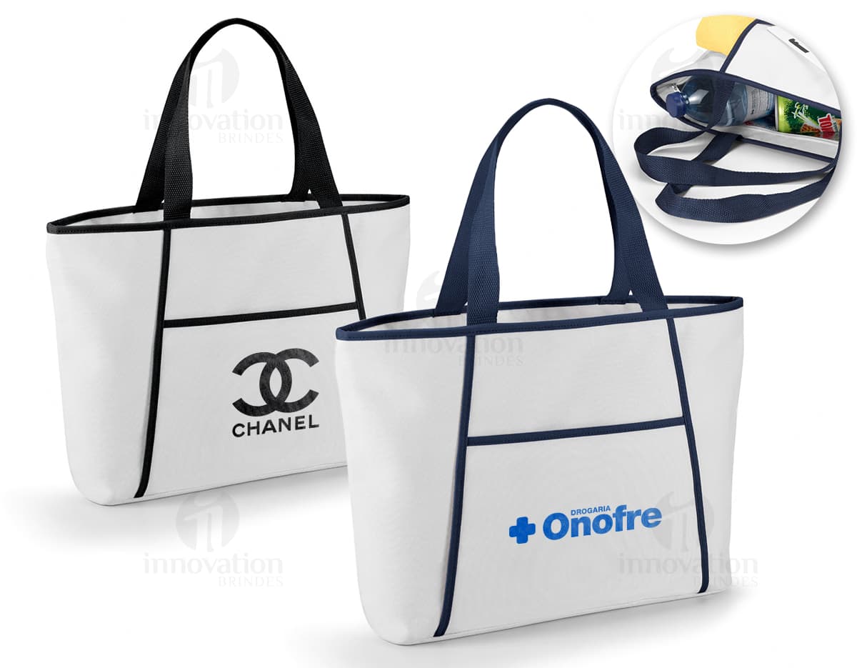 Container de papelão vazio, com formato de bolsa térmica 470 x 305 mm, em um ambiente de shopping. Objeto de design 3D com alça de plástico e fecho de padlock. Embalagem para presentes, símbolo de consumo e compras.