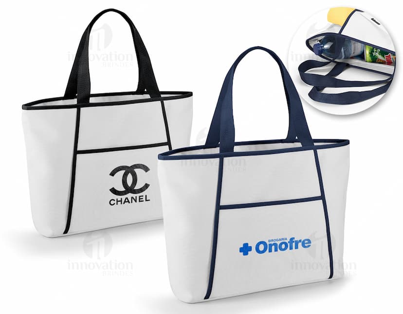 Container de papelão vazio, com formato de bolsa térmica 470 x 305 mm, em um ambiente de shopping. Objeto de design 3D com alça de plástico e fecho de padlock. Embalagem para presentes, símbolo de consumo e compras.