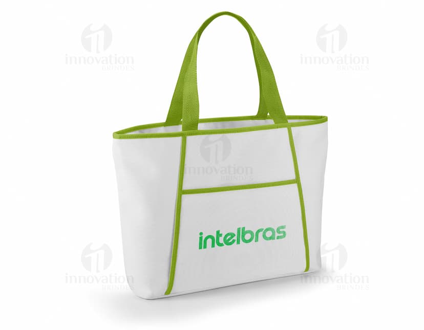 Container de papelão vazio, com formato de bolsa térmica 470 x 305 mm, em um ambiente de shopping. Objeto de design 3D com alça de plástico e fecho de padlock. Embalagem para presentes, símbolo de consumo e compras.