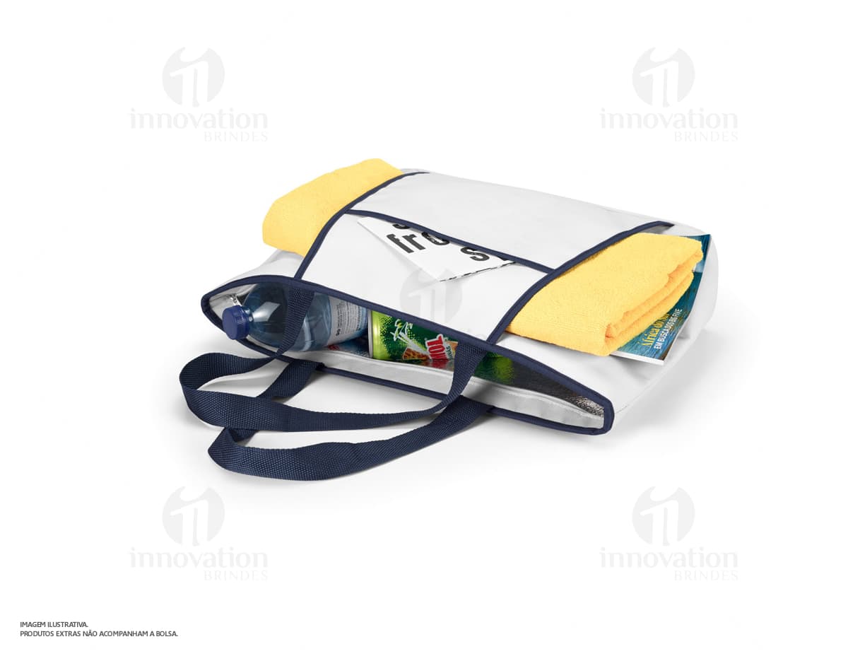 Container de papelão vazio, com formato de bolsa térmica 470 x 305 mm, em um ambiente de shopping. Objeto de design 3D com alça de plástico e fecho de padlock. Embalagem para presentes, símbolo de consumo e compras.