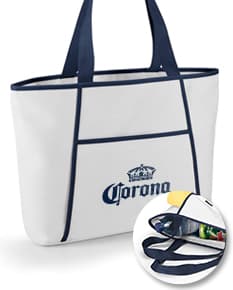 Container de papelão vazio, com formato de bolsa térmica 470 x 305 mm, em um ambiente de shopping. Objeto de design 3D com