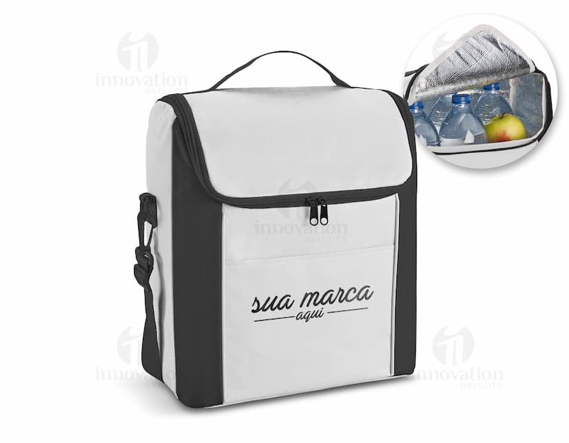 Bolsa térmica para viagem retro 290 x 340 mm, ideal para manter seus alimentos frescos durante suas aventuras. Feita em couro e plástico, com alça resistente para facilitar o transporte. Perfeita para levar em viagens, passeios e até mesmo para o trabalho. Mantenha seus alimentos frescos e sua viagem ainda melhor com essa bolsa térmica de alta qualidade. Aproveite agora!