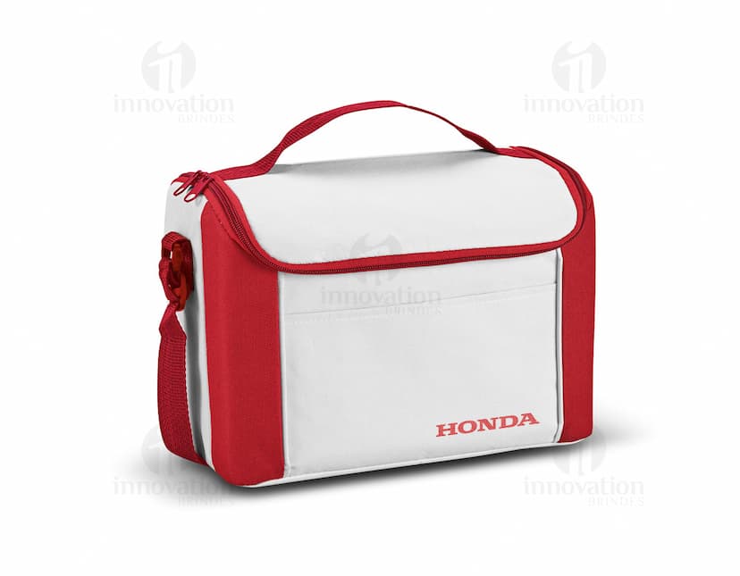 Bolsa térmica de design moderno e fashion, ideal para levar seus alimentos e bebidas com estilo e praticidade. Feita em couro sintético, com alça ajustável e espaçosa para armazenar seus produtos com segurança. Perfeita para viagens, passeios e até mesmo para levar marmitas para o trabalho. Adquira já a sua bolsa térmica e mantenha seus alimentos frescos por mais tempo.	Transforme seus momentos mais especiais com a bolsa térmica 270x200 mm. Ideal para viagens, passeios e até mesmo para levar marmitas para o trabalho. Adquira já!