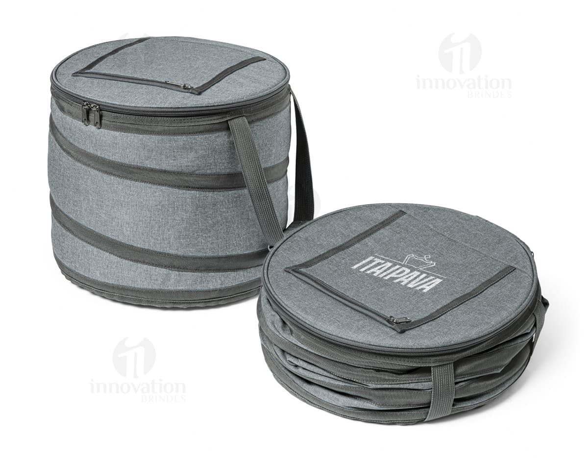 Bolsa térmica de couro vintage - perfeita para transportar seus alimentos com estilo e sofisticação. Mantenha seus itens refrigerados ou quentes por mais tempo, seja para um piquenique em família ou para o dia a dia no trabalho. Adquira já a sua!