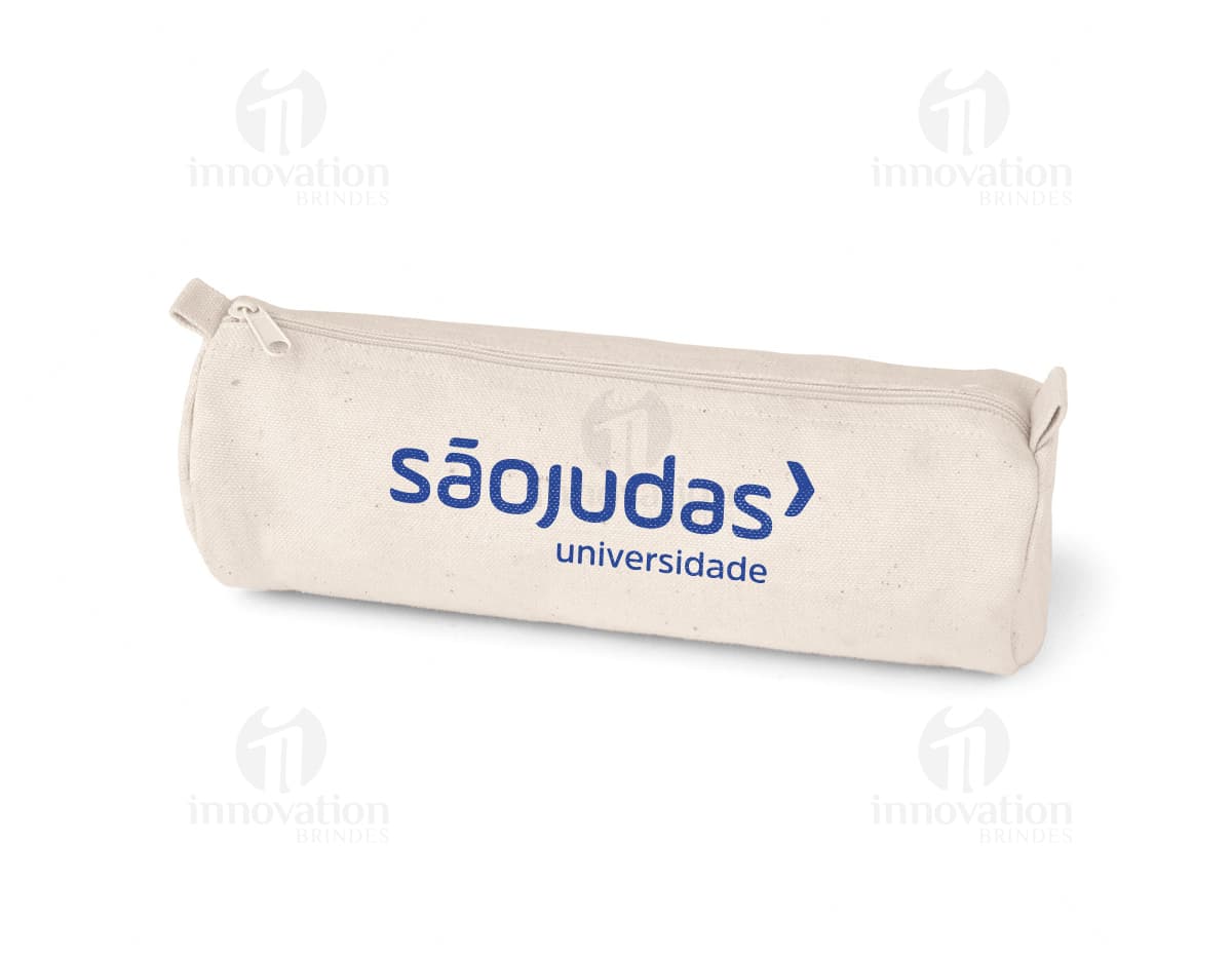 Estojo para lápis de algodão amarelo em formato de cubo, com capacete em forma de tomada e diversos objetos como caneta, borracha, cápsulas de medicamentos, queijo, botão e teclas de computador espalhados ao redor. A imagem é moderna e detalhada, com foco nos elementos de saúde e negócios.
