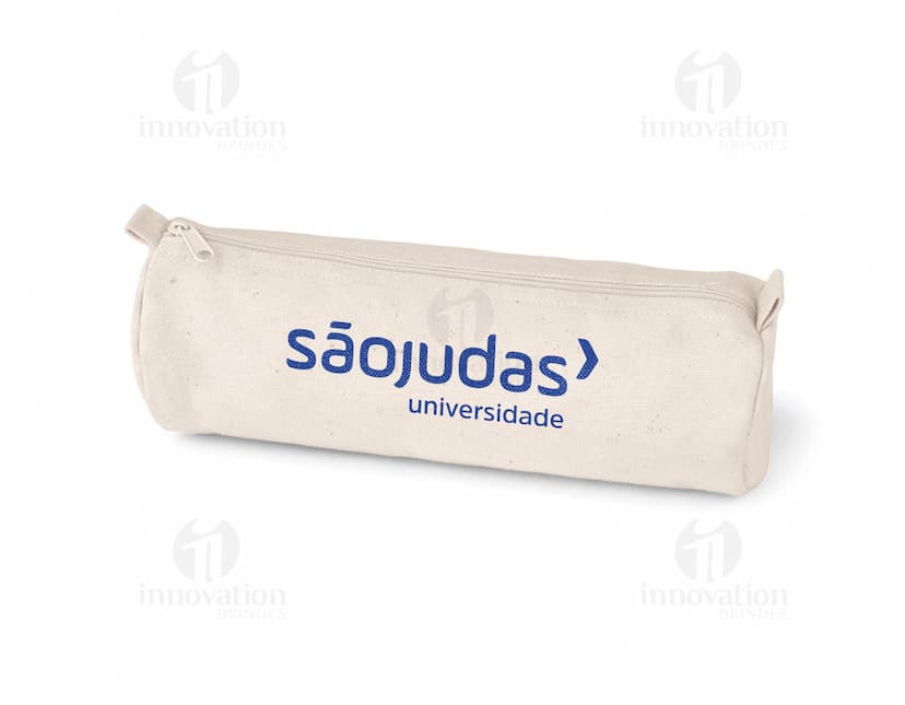 Estojo para lápis de algodão amarelo em formato de cubo, com capacete em forma de tomada e diversos objetos como caneta, borracha, cápsulas de medicamentos, queijo, botão e teclas de computador espalhados ao redor. A imagem é moderna e detalhada, com foco nos elementos de saúde e negócios.