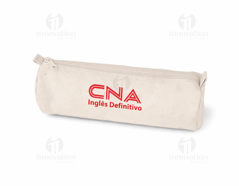 Estojo para lápis de algodão amarelo em formato de cubo, com capacete em forma de tomada e diversos objetos como caneta, borracha, cápsulas de medicamentos, queijo, botão e teclas de computador espalhados ao redor. A imagem é moderna e detalhada, com foco nos elementos de saúde e negócios.