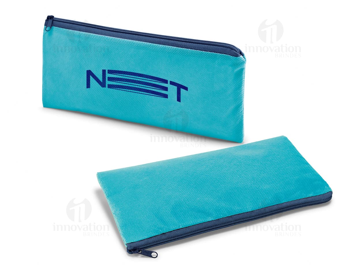 Estojo lápis non-woven 100 g 210x110 em formato de caixa retangular, vazio, colorido em amarelo, feito de plástico. O estojo possui um design moderno, sem costuras aparentes, com fecho de botão. Não há ninguém ao redor do estojo.