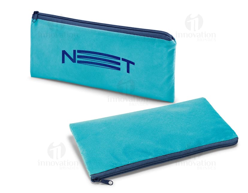 Estojo lápis non-woven 100 g 210x110 em formato de caixa retangular, vazio, colorido em amarelo, feito de plástico. O estojo possui um design moderno, sem costuras aparentes, com fecho de botão. Não há ninguém ao redor do estojo.