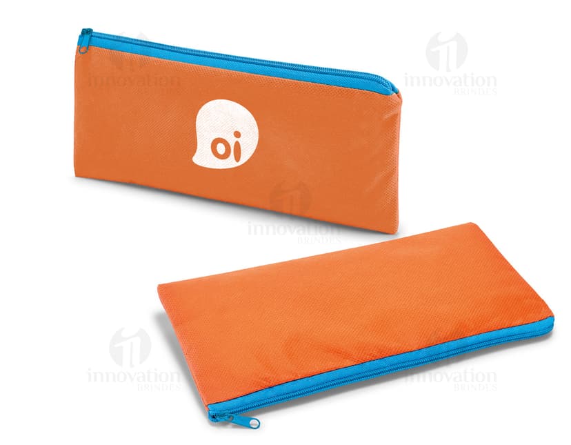 Estojo lápis non-woven 100 g 210x110 em formato de caixa retangular, vazio, colorido em amarelo, feito de plástico. O estojo possui um design moderno, sem costuras aparentes, com fecho de botão. Não há ninguém ao redor do estojo.