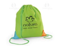 Mochila Saco 300 x 350 mm, ideal para viagens, compras ou uso casual. Feita em tecido resistente, com alças confortáveis e