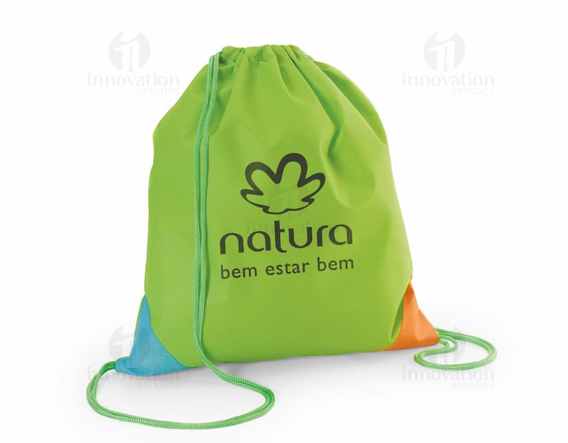 Mochila saco 300 x 350 mm - Acessório de moda perfeito para suas compras e viagens. Confeccionada em plástico resistente e com alça confortável, essa mochila é ideal para quem busca praticidade e estilo. Aproveite a promoção e garanta já a sua!