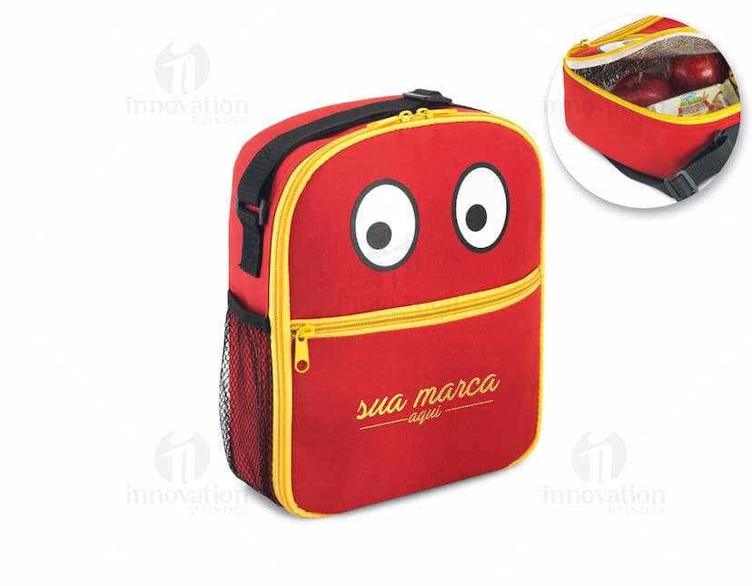Bolsa térmica infantil perfeita para manter os alimentos frescos durante a viagem. Durável e com design retro, ideal para passeios e férias. Feita de couro sintético com alça resistente. Leve e espaçosa, mantenha os lanches frescos em grande estilo. Compre já!