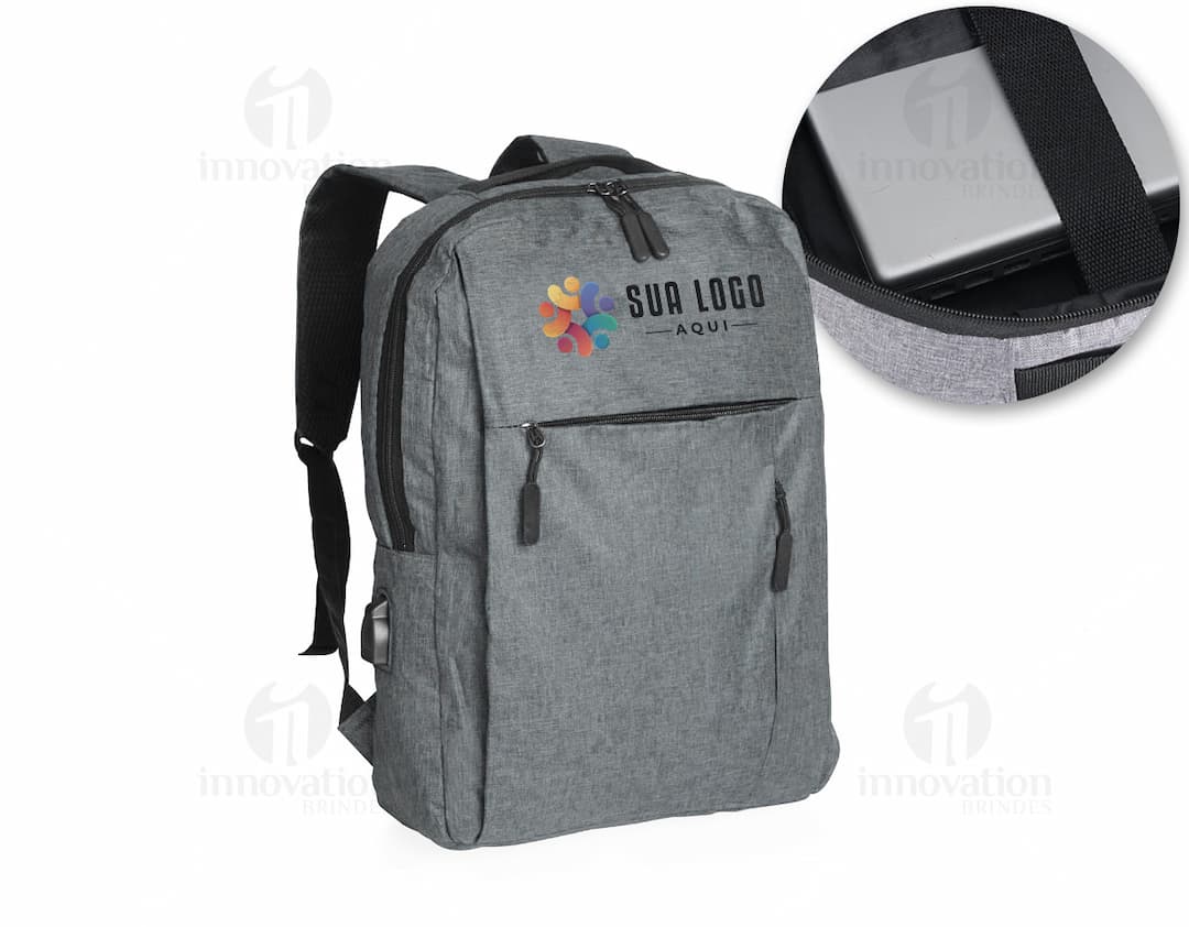 Mochila para notebook em couro preto elegante e moderna. Ideal para viagens de negócios ou uso diário. Com diversos compartimentos para acessórios e alças confortáveis. Proporcione praticidade e estilo ao seu dia a dia. O acessório perfeito para o homem de negócios moderno. Qualidade e sofisticação em um só produto. Compre já a sua!