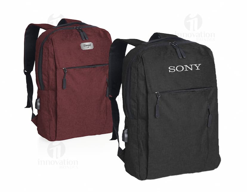 Mochila para notebook em couro preto para viagens de negócios. Estilo elegante e moderno com bastante espaço para equipamentos. Perfeita para o empresário que busca praticidade e sofisticação. Muio mais do que uma simples mochila, um acessório de luxo para quem valoriza a elegância e o profissionalismo em todos os detalhes.
