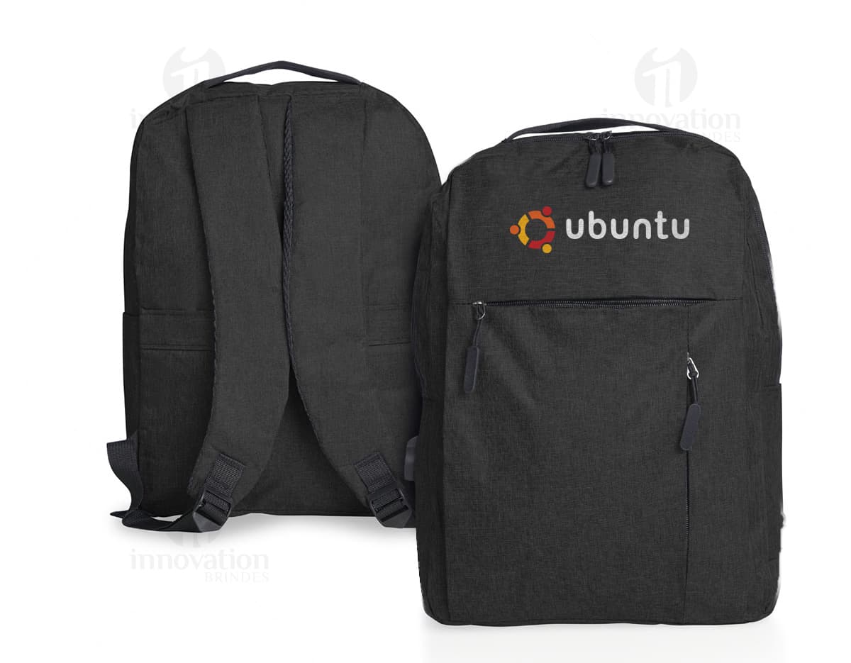 Mochila para notebook em couro preto, ideal para viagens de negócios ou lazer. Feita com material resistente e elegante, possui compartimentos espaçosos e alça confortável. Incremente seu estilo e proteja seu equipamento com esta incrível mochila. Compre já!