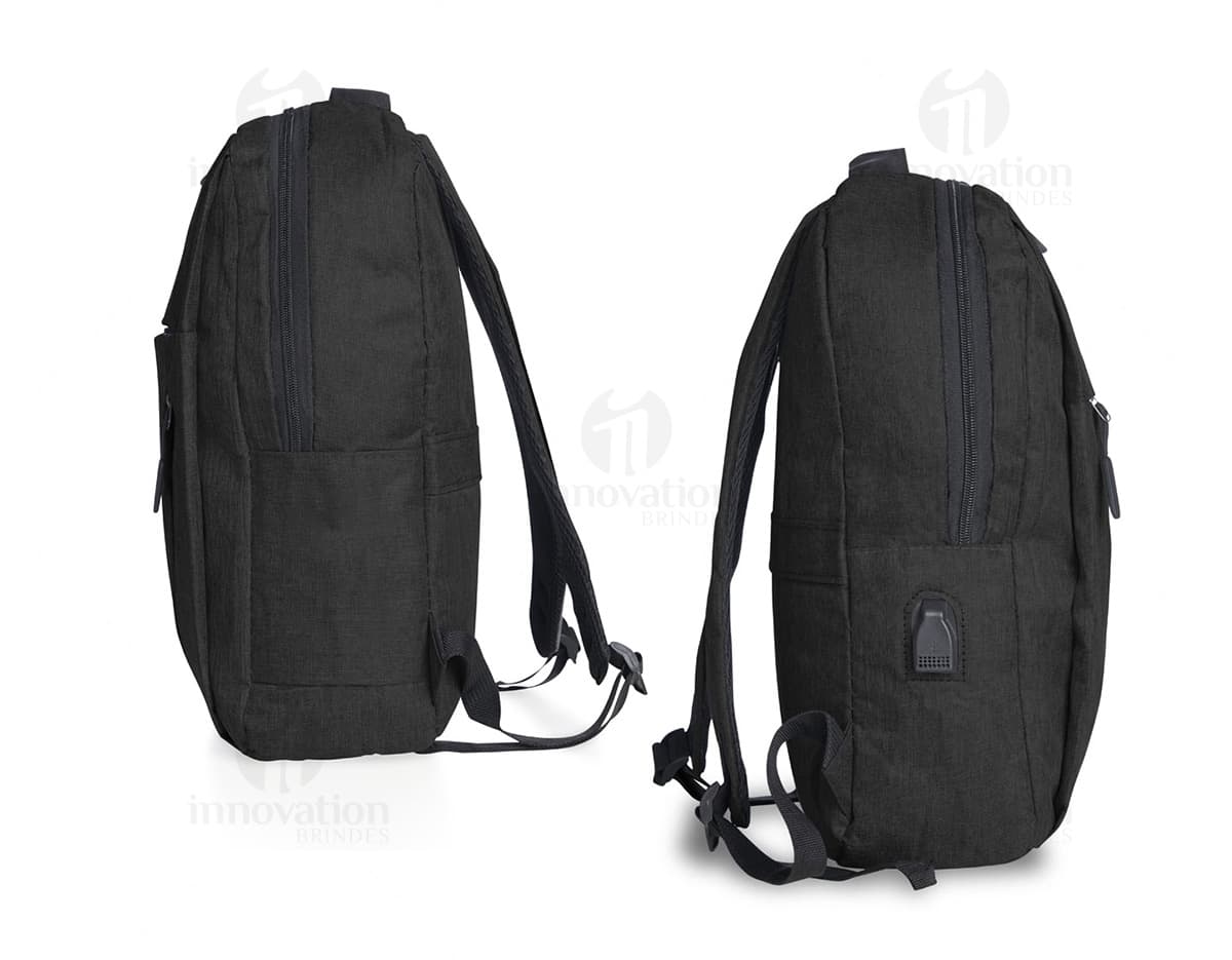 Mochila para notebook em couro preto moderna e elegante. Ideal para viagens de negócios ou mesmo para o dia a dia. Feita para homens de negócios que prezam por estilo e organização. Com múltiplos compartimentos internos e alça confortável para fácil transporte. Adquira já a sua!