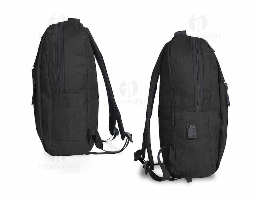 Mochila para notebook em couro preto moderna e elegante. Ideal para viagens de negócios ou mesmo para o dia a dia. Feita para homens de negócios que prezam por estilo e organização. Com múltiplos compartimentos internos e alça confortável para fácil transporte. Adquira já a sua!