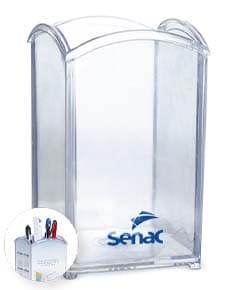 Porta Canetas feito de acrílico transparente com capacidade para até 10 canetas, visto de cima em uma mesa de escritório.