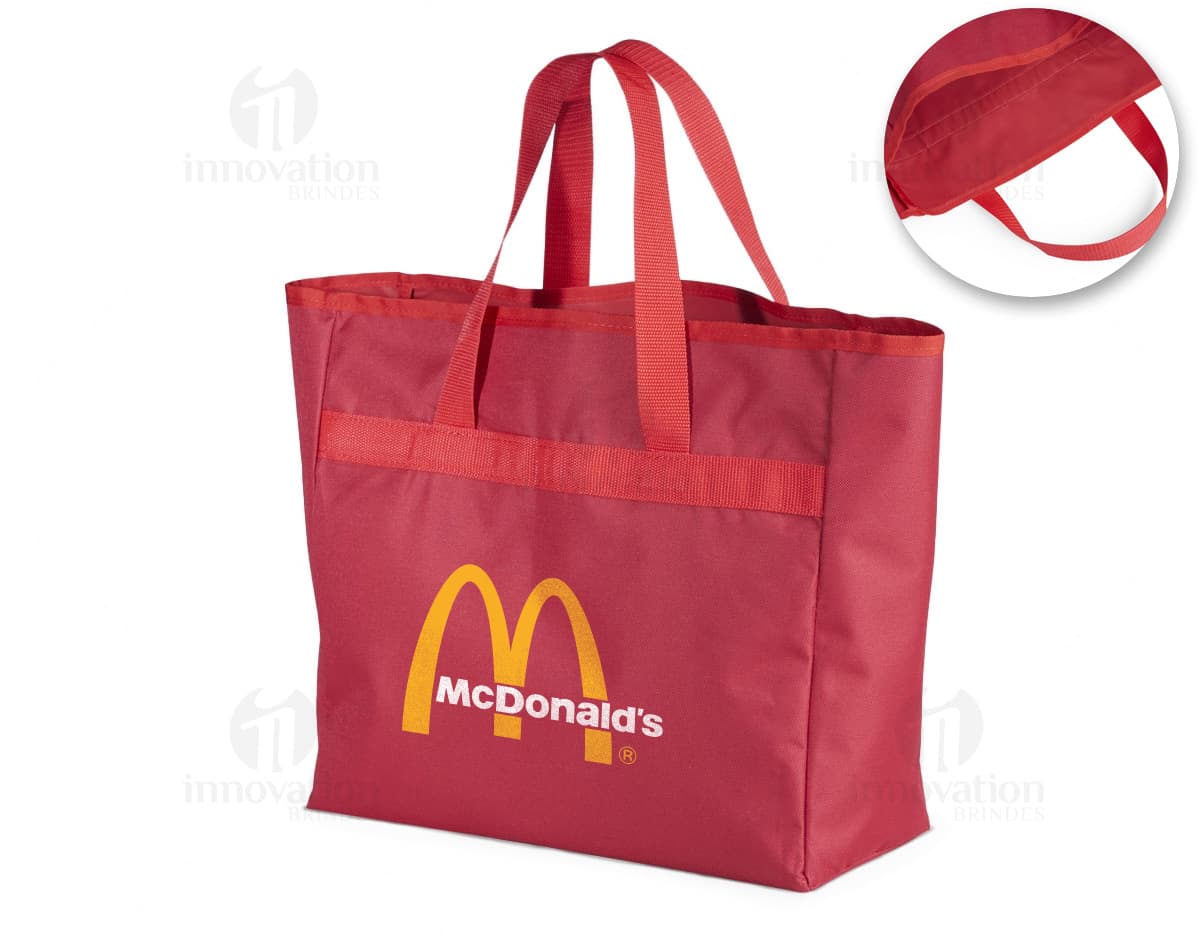 Sacola de nylon 600 na cor preta, com dimensões de 25x36x14 cm. Possui alças e fecho em zíper, ideal para compras no shopping, lojas de varejo e presentes. Elegante e moderna, perfeita para adicionar estilo ao seu look.