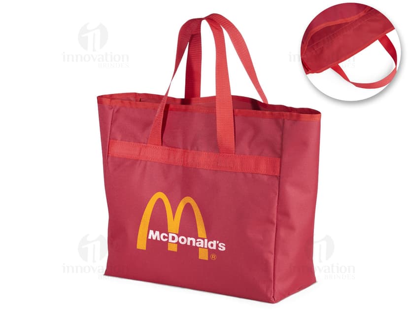 Sacola de nylon 600 na cor preta, com dimensões de 25x36x14 cm. Possui alças e fecho em zíper, ideal para compras no shopping, lojas de varejo e presentes. Elegante e moderna, perfeita para adicionar estilo ao seu look.