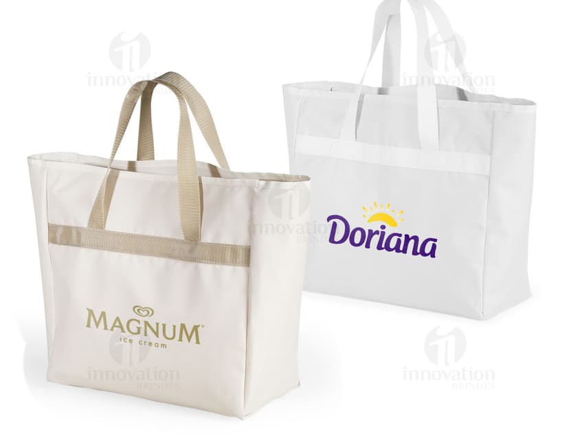 Sacola de nylon 600 na cor preta, com dimensões de 25x36x14 cm. Possui alças e fecho em zíper, ideal para compras no shopping, lojas de varejo e presentes. Elegante e moderna, perfeita para adicionar estilo ao seu look.