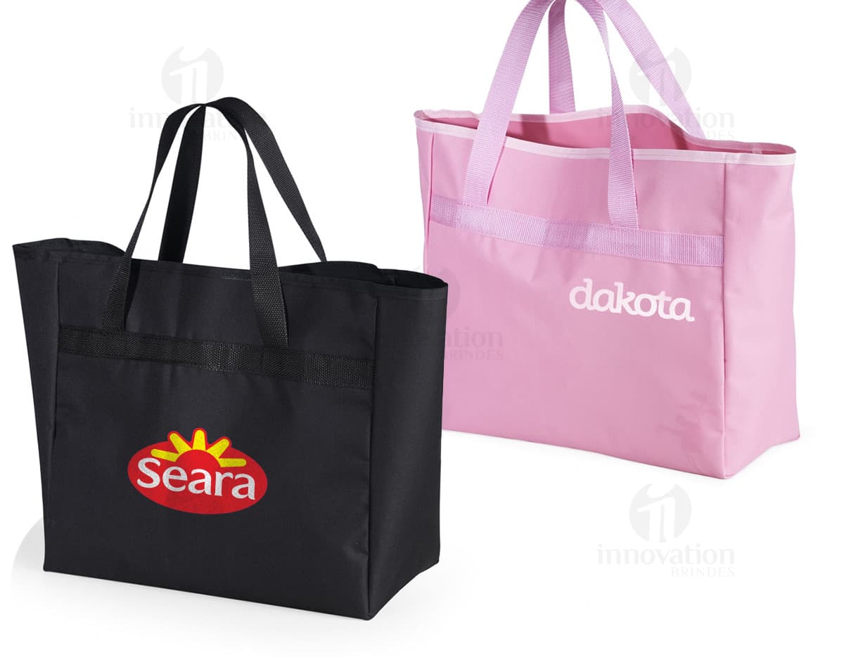 Sacola de nylon 600 na cor preta, com dimensões de 25x36x14 cm. Possui alças e fecho em zíper, ideal para compras no shopping, lojas de varejo e presentes. Elegante e moderna, perfeita para adicionar estilo ao seu look.