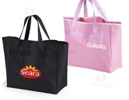Sacola de nylon 600 na cor preta, com dimensões de 25x36x14 cm. Possui alças e fecho em zíper, ideal para compras no