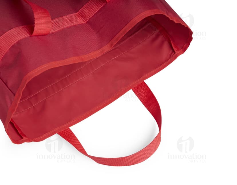 Sacola de nylon 600 na cor preta, com dimensões de 25x36x14 cm. Possui alças e fecho em zíper, ideal para compras no shopping, lojas de varejo e presentes. Elegante e moderna, perfeita para adicionar estilo ao seu look.