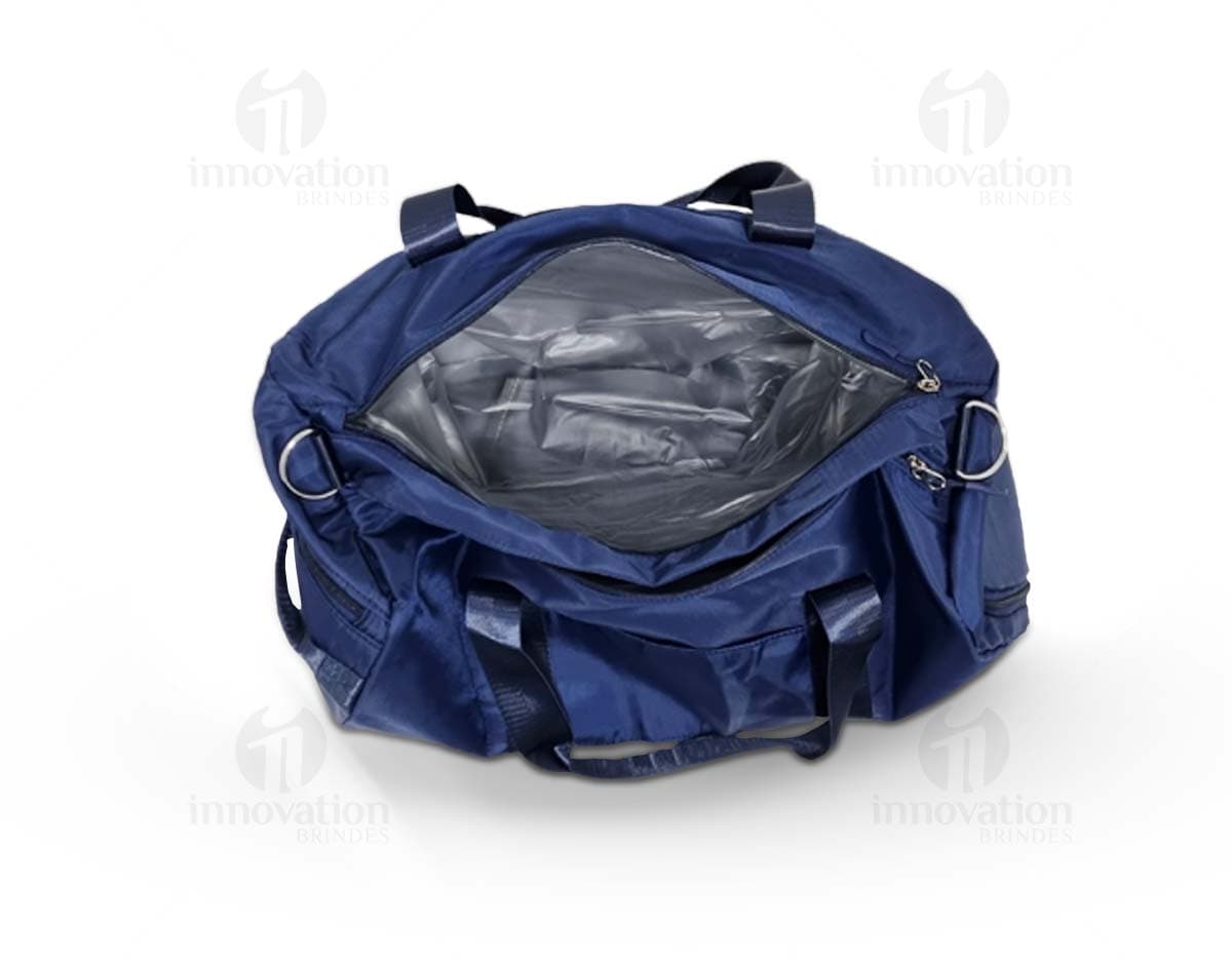 Bolsa esportiva de poliéster 35 litros: modernidade e estilo para os seus treinos. Com ótimo espaço de armazenamento, alças confortáveis e design elegante, é o acessório perfeito para suas atividades físicas. Leve, prática e durável. Adquira já a sua!